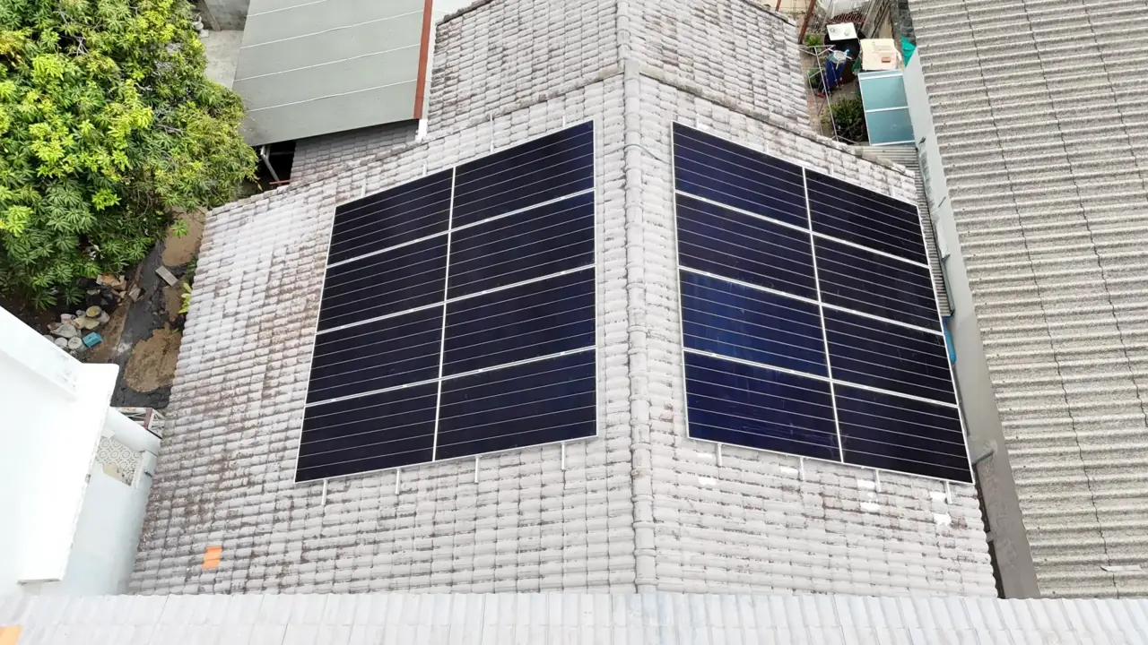 บ้านพักอาศัย โซลาร์ 10.8 kWp + แบตเตอรี่ 7 kWh